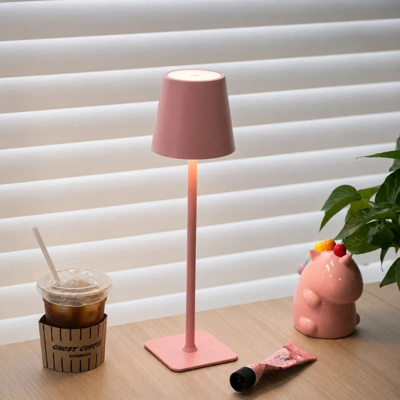 Lámpara de mesa alta regulable