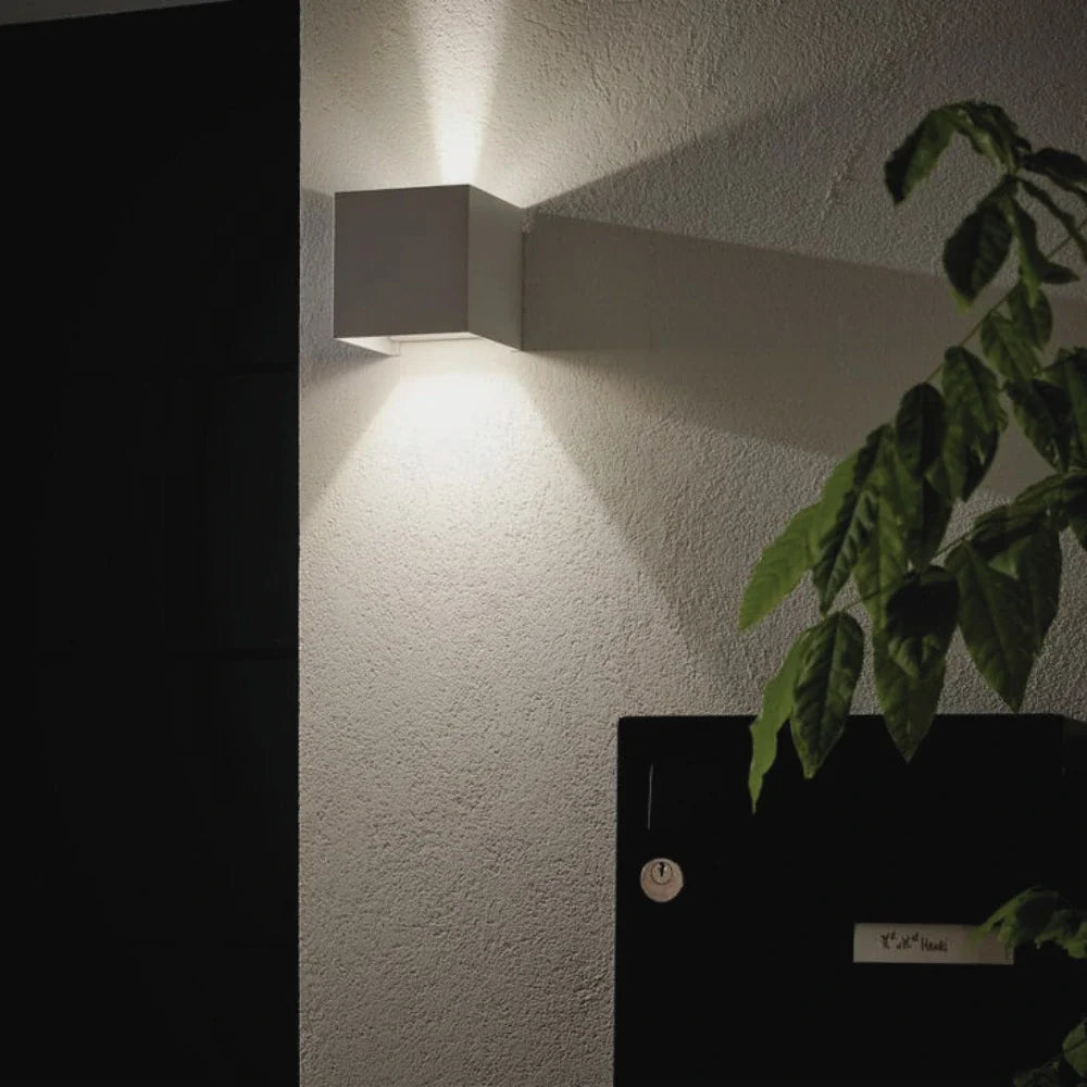 Lámpara de pared ajustable