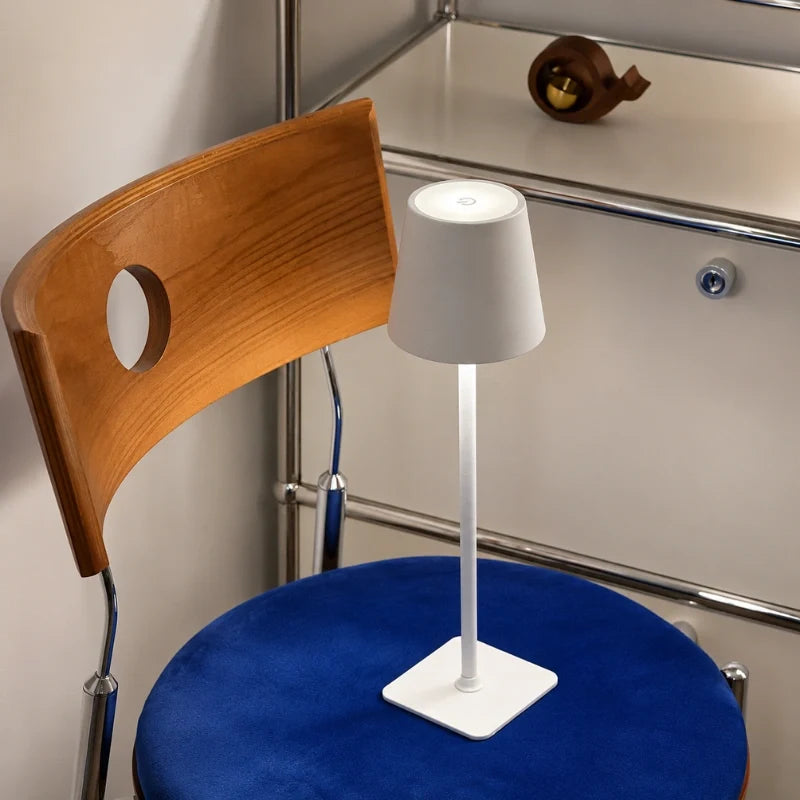 Lámpara de mesa alta regulable