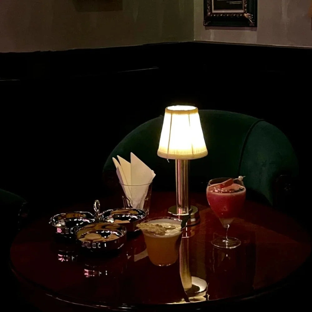 Lámpara de mesa retro elegante