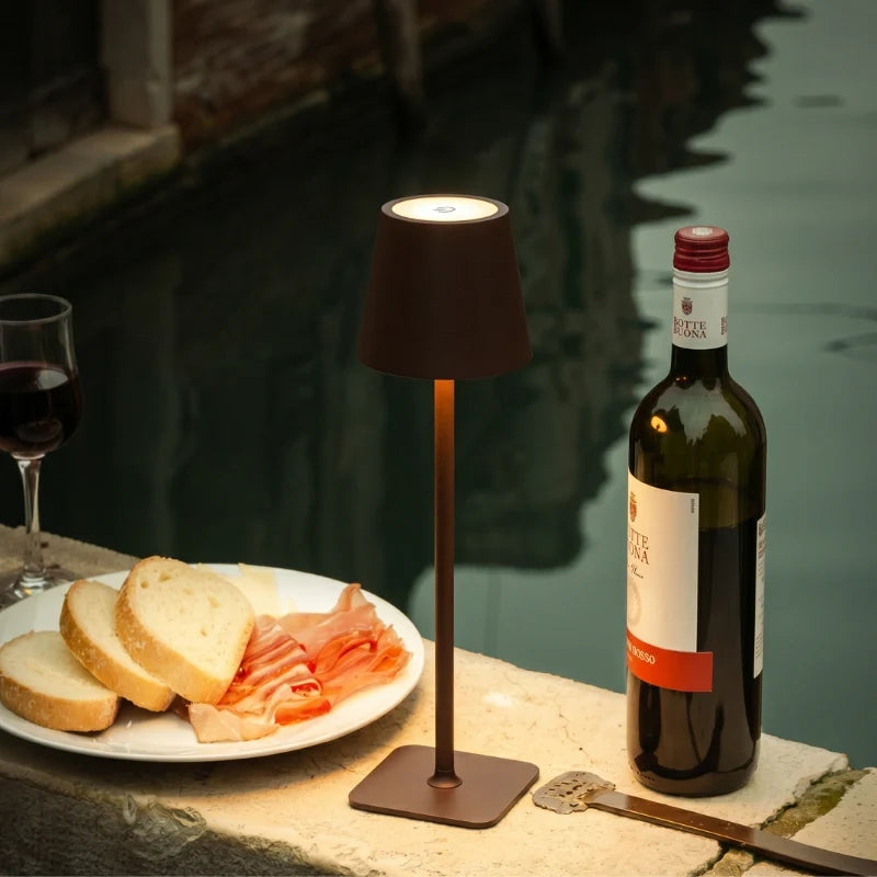 Lámpara de mesa alta regulable