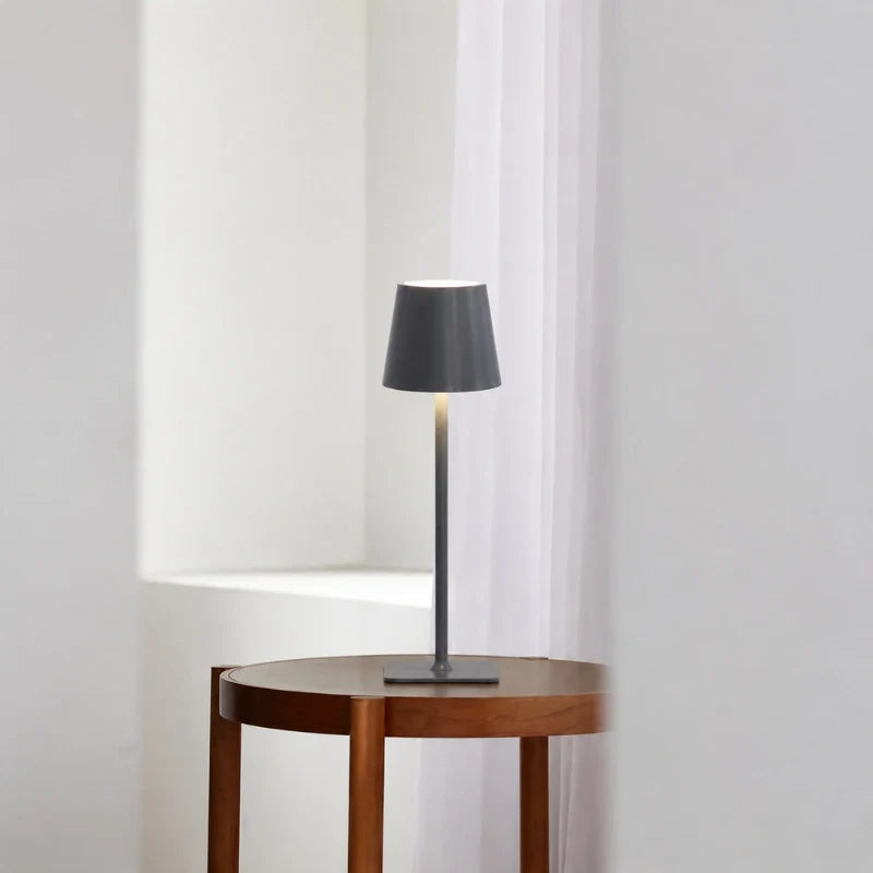 Lámpara de mesa alta regulable